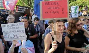 不满议会决议 上千名波兰示威者要求“自由合法堕胎”